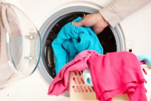 Cum se elimină mirosul neplăcut din mașina de spălat